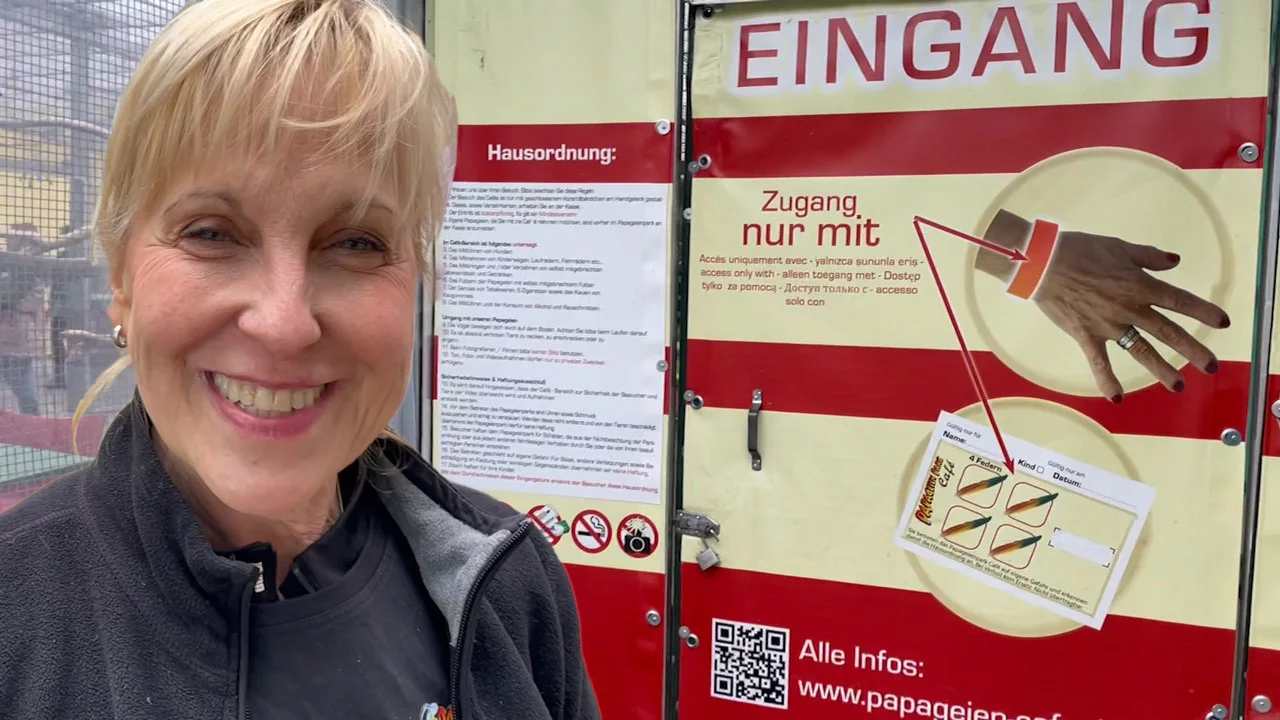 VIDEO: Besuch des Papageienparks und des Papageien-Cafes