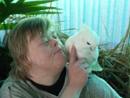 Papageien bringen Menschen mit Behinderung zum Lächeln